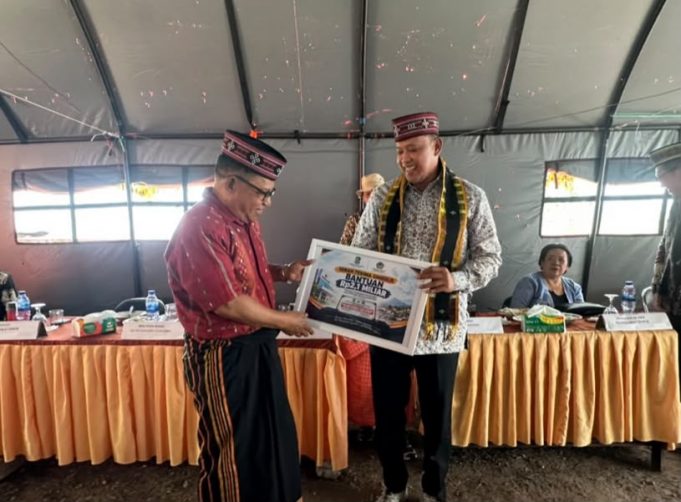 Tri Adhianto Serahkan Rp2,1 Miliar Bantuan Warga Bekasi untuk Bangun Rumah Sakit di Manggarai Timur NTT