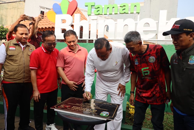 Resmikan Taman Bhineka di Perum Mandosi Permai Jatiluhur, Wali Kota Bekasi Ajak Warga Peduli Rawat Lingkungan